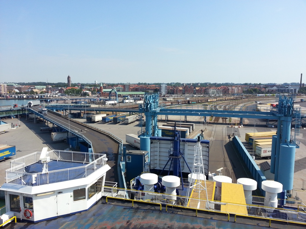 Ausblick von der Fähre auf den Hafen von Trelleborg