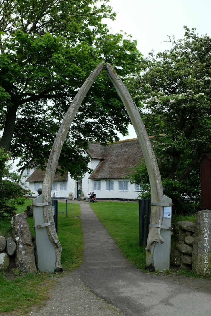 Eingang des Sylter Heimatmuseums (mit Walfischknochen)
