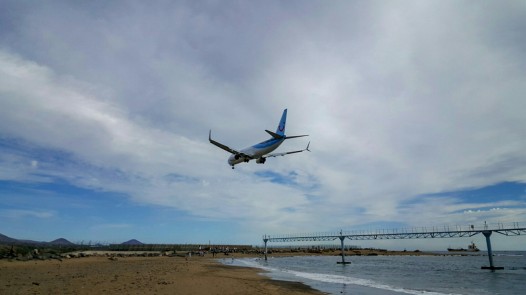 Anflug eines Flugzeugs auf den Flughafen von Lanzarote